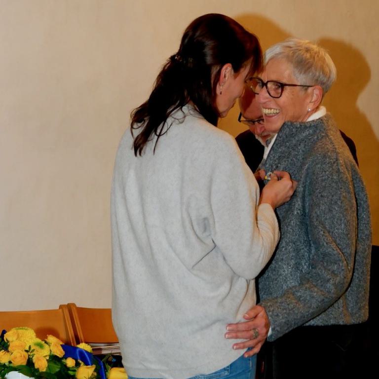 Ehrengast Annette Bäumer aus Dirlenbach erhält die Ehrennadel von Steffi Irle