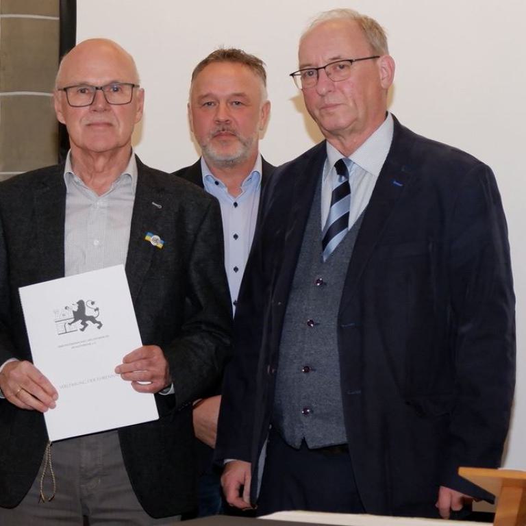 Ehrengast Heinz Fischbach aus Hohenhain mit der Urkunde